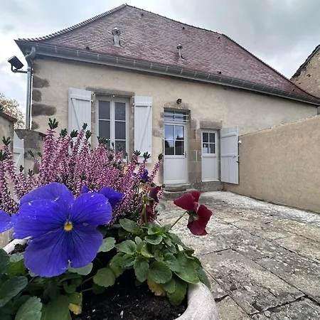 Historique Renove A 2 Niveaux Avec Parking Et Jardin - Fr-1-489-571