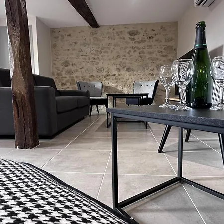 Historique Renove A 2 Niveaux Avec Parking Et Jardin - Fr-1-489-571 *