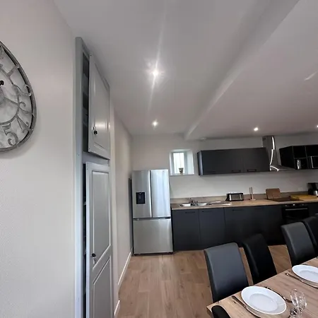 Historique Renove A 2 Niveaux Avec Parking Et Jardin - Fr-1-489-571 * Theneuille